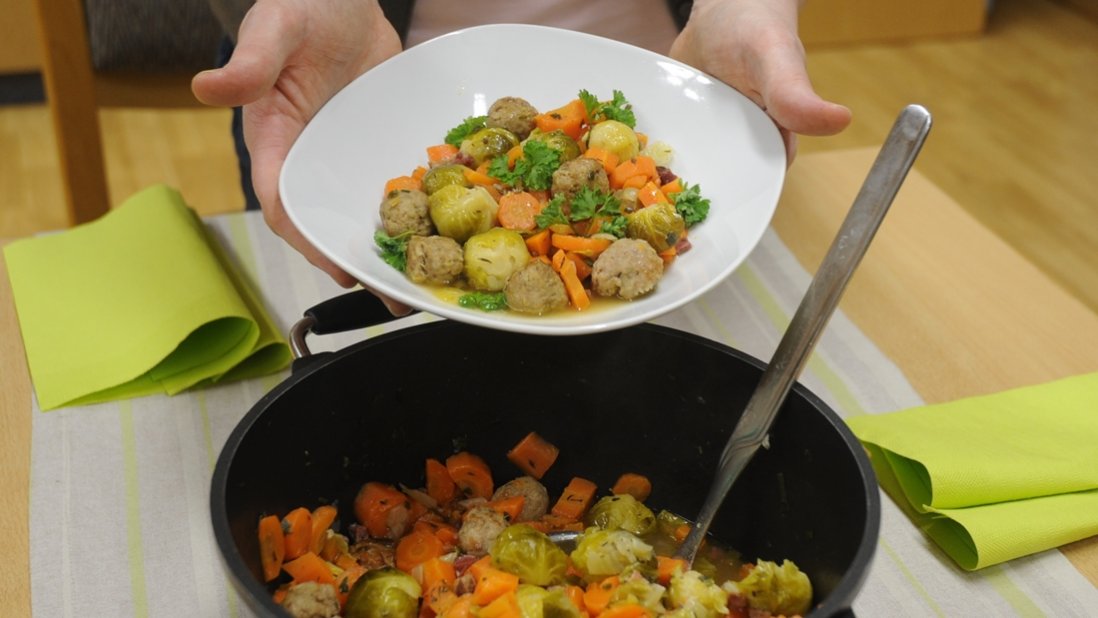 Der Frikadellentopf mit Rosenkohl: Mit nur 20 Minuten Garzeit ein schnelles und leckeres Gericht mit saisonalem Gemüse. Foto: Jessica Lehbrink